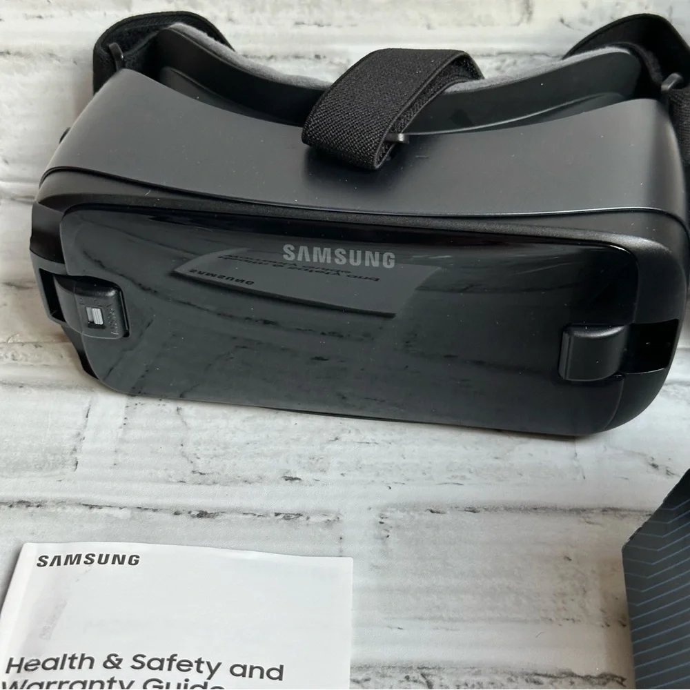 Samsung Gear VR with Controller - Black